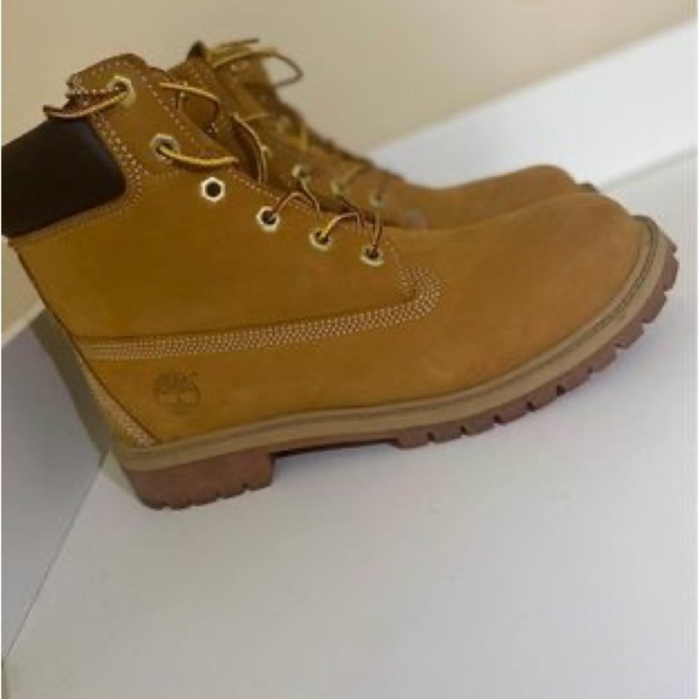 Brand New Timberland shoes never worn. Tan color also size 6.5 in Men.